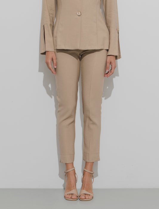 Pantalone regular con bottone gioiello - Cammello