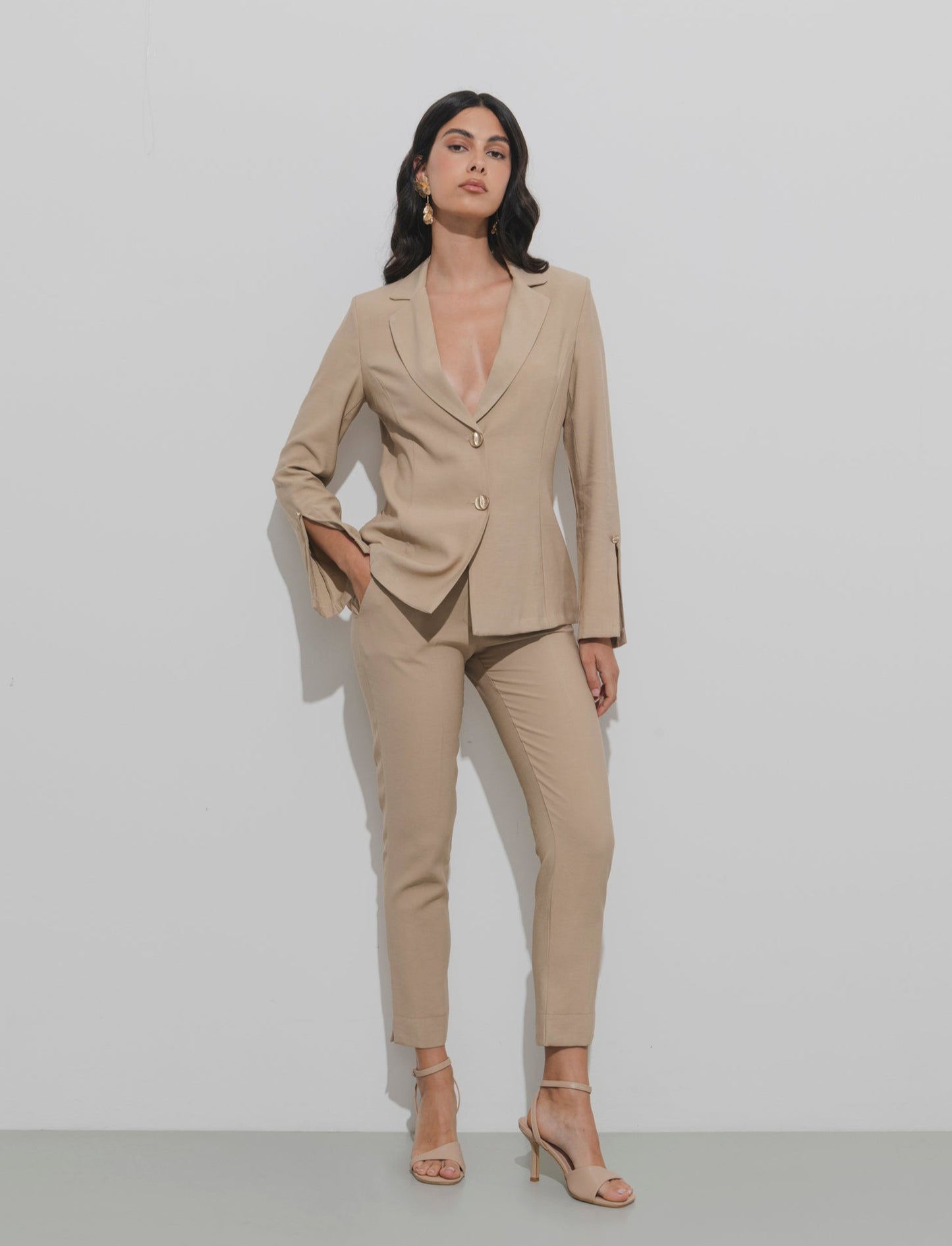 Pantalone regular con bottone gioiello - Cammello