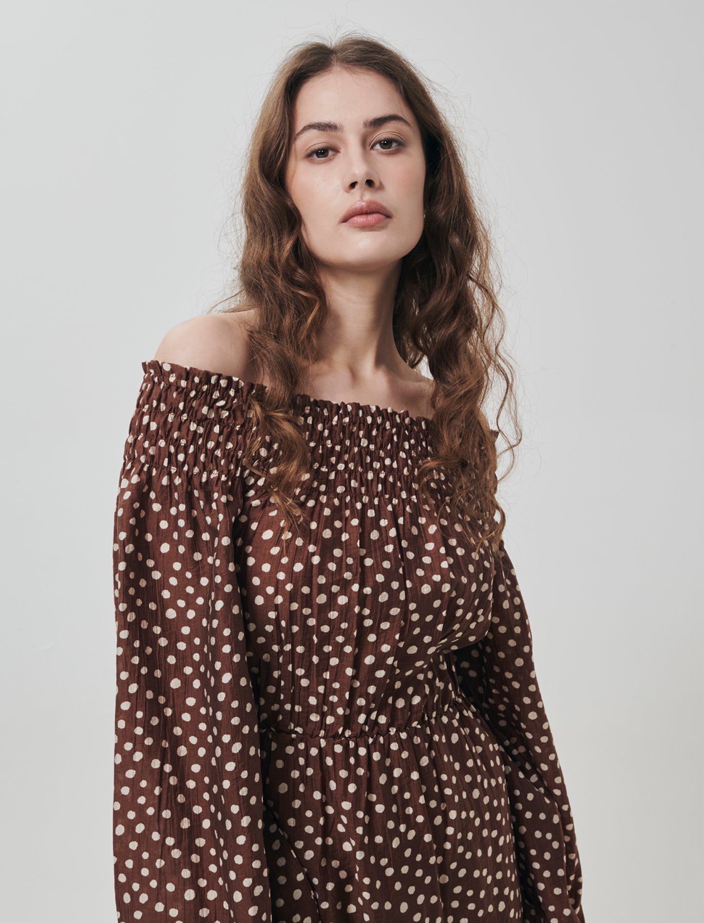 Vestito corto con smock e maniche lunghe - var 1