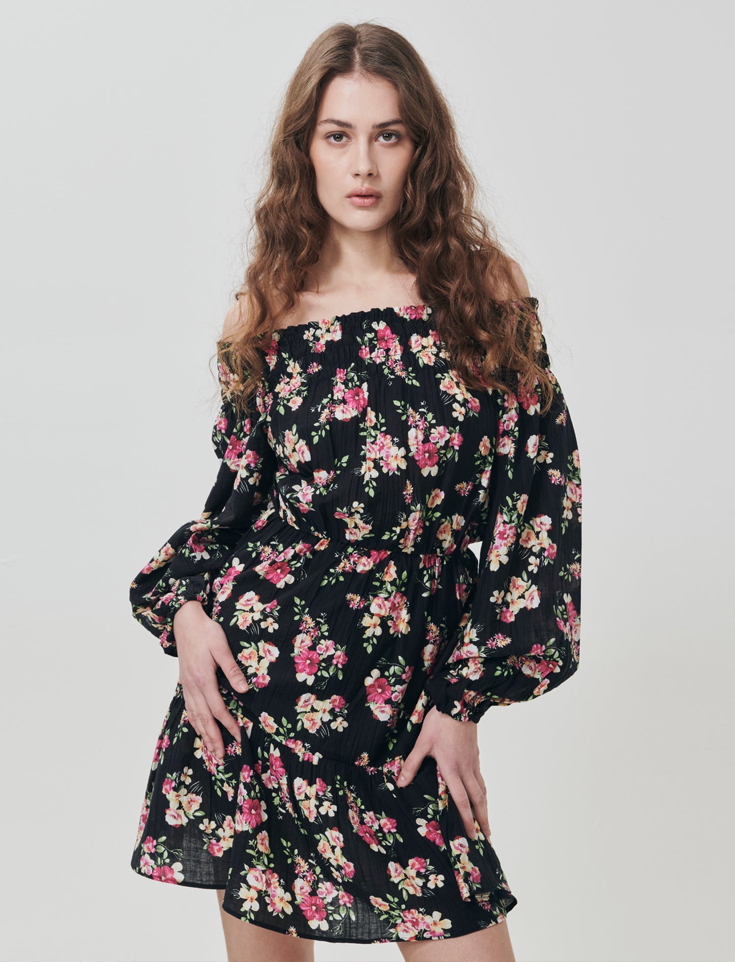 Vestito corto con smock e maniche lunghe - var 2