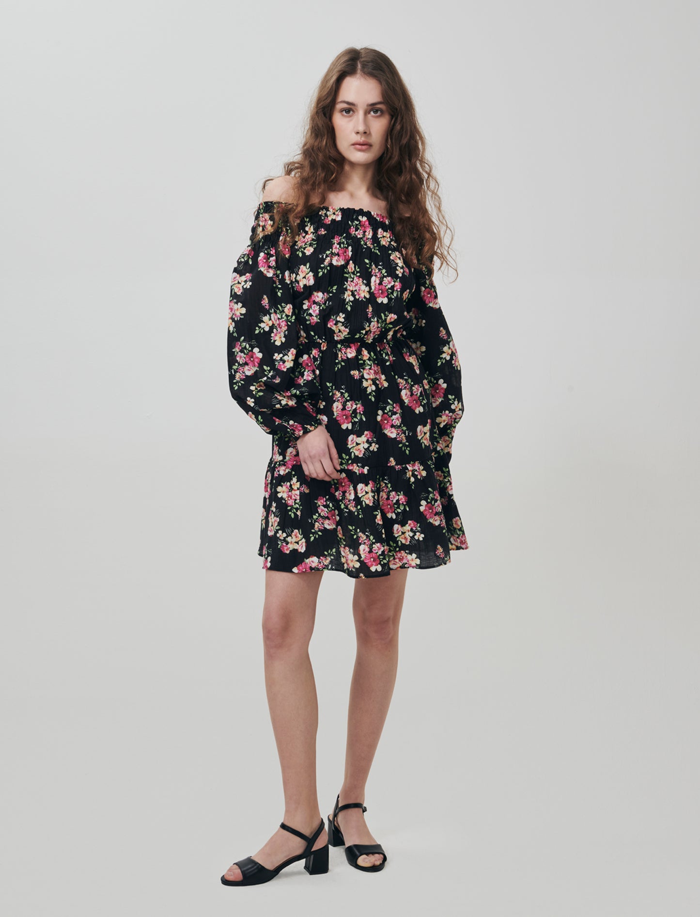 Vestito corto con smock e maniche lunghe - var 2