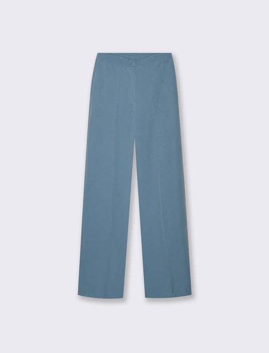 Pantalone classico a gamba dritta con pieghe frontali e chiusura con bottone. - Denim