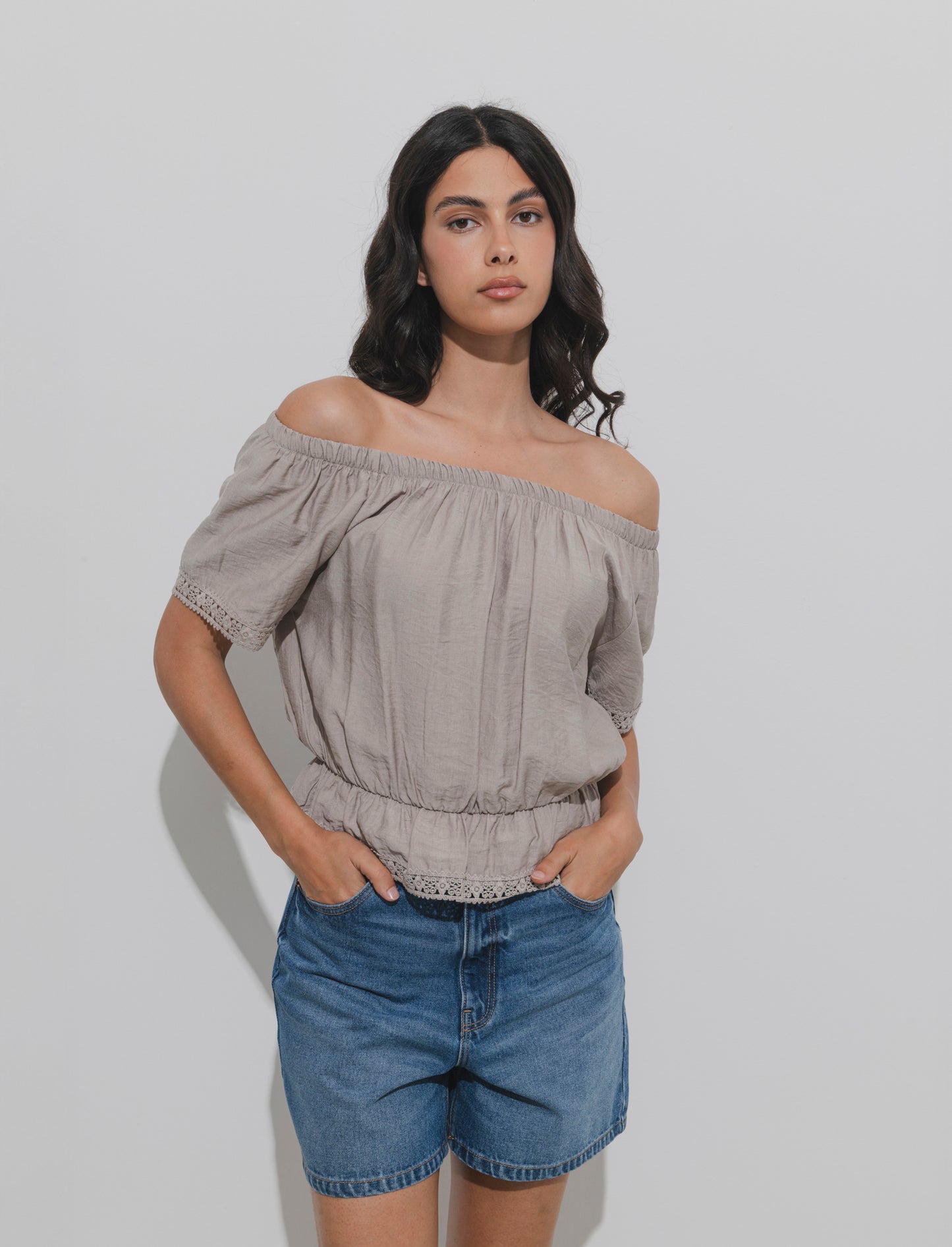 T-shirt con pizzo da donna - Beige