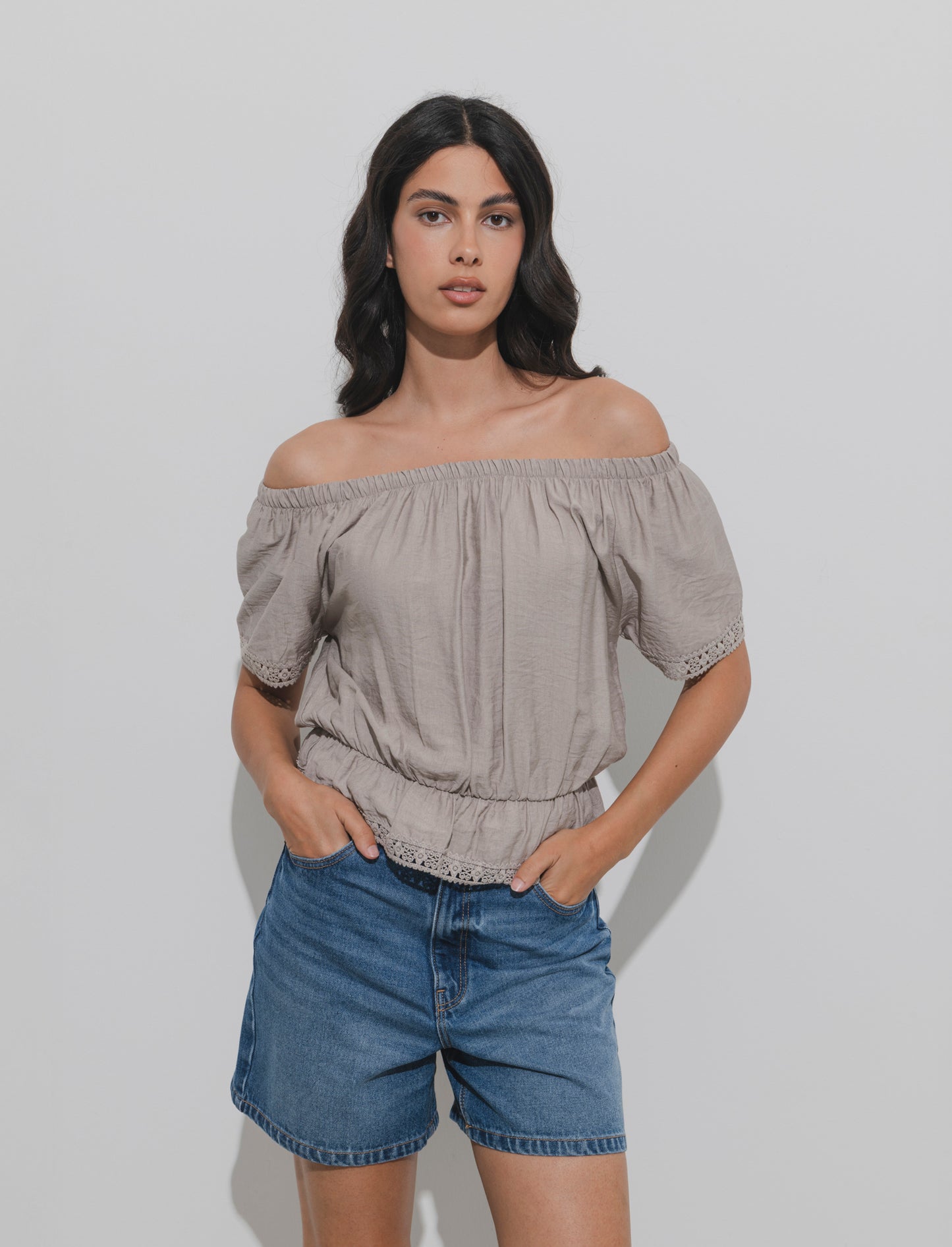 T-shirt con pizzo da donna - Beige