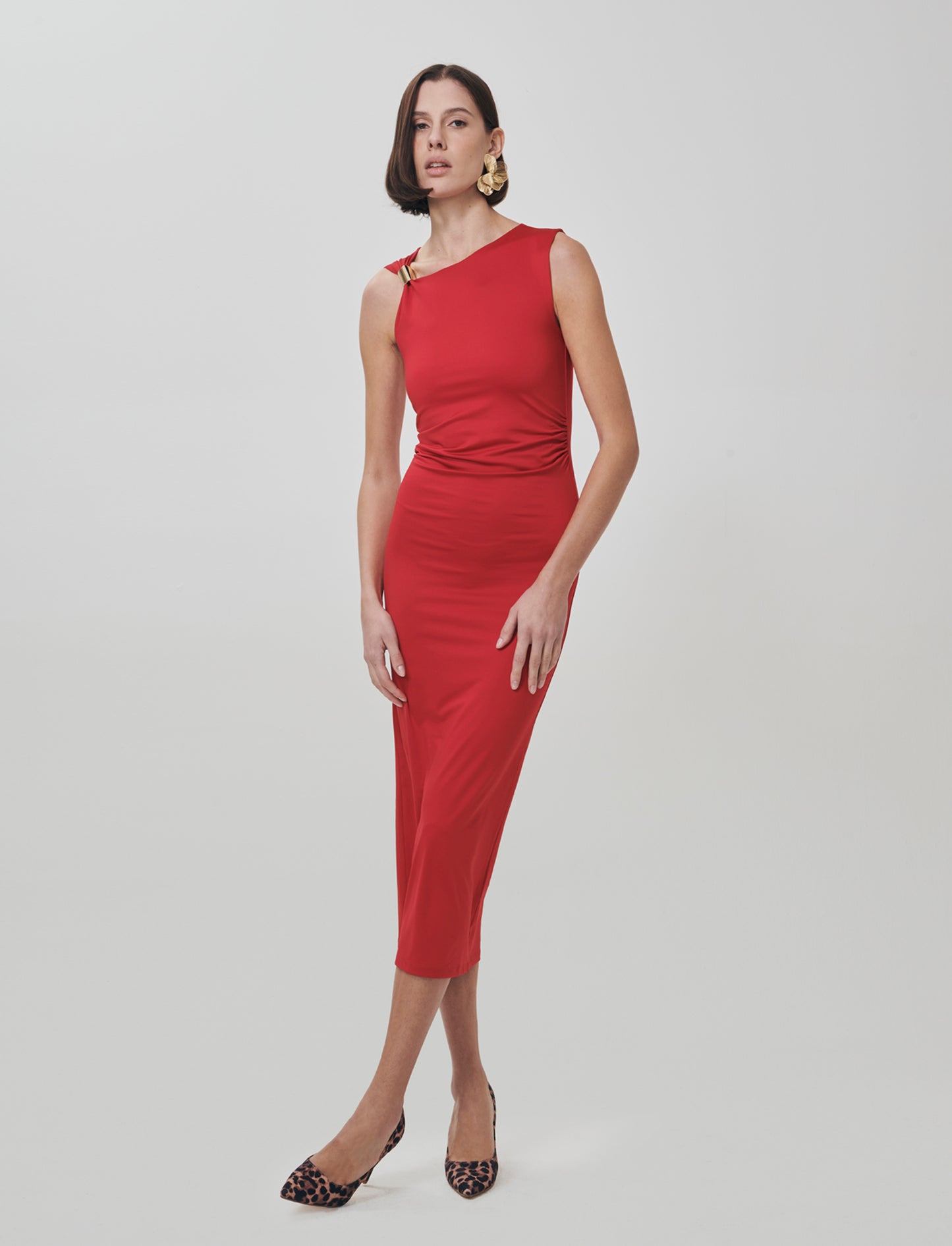 Vestito lungo asimmetrico con gioiello - Rosso