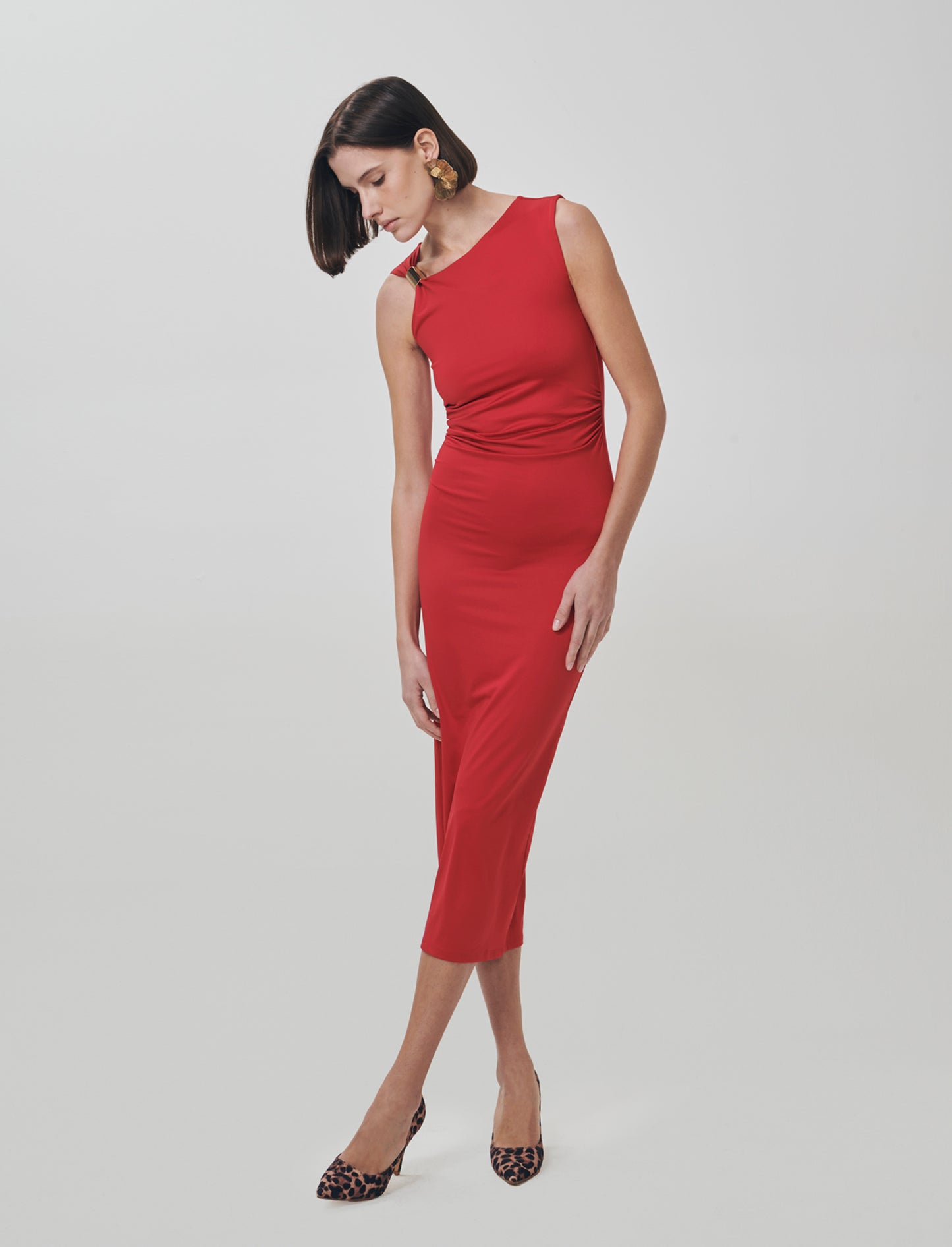 Vestito lungo asimmetrico con gioiello - Rosso