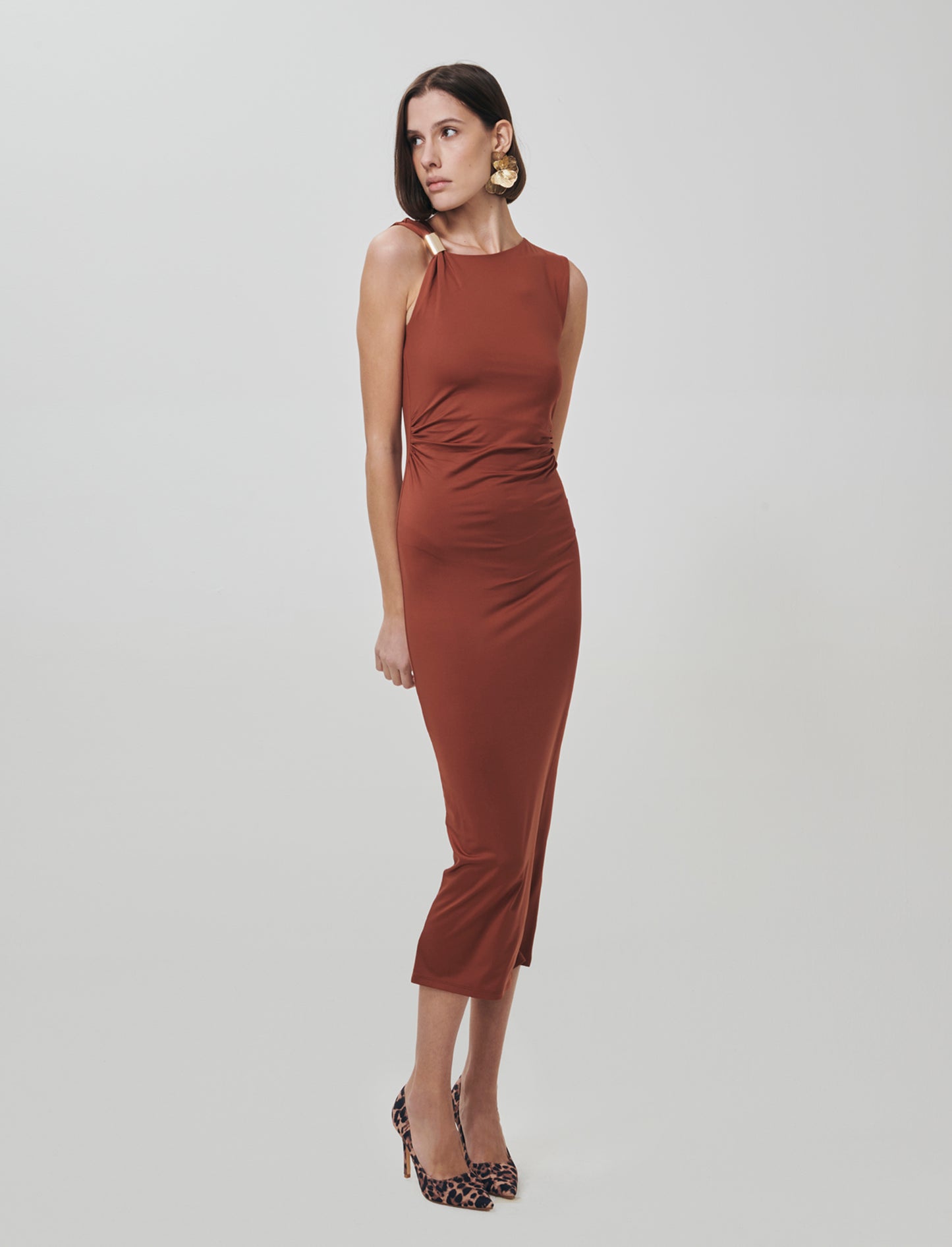 Vestito lungo asimmetrico con gioiello - Cognac