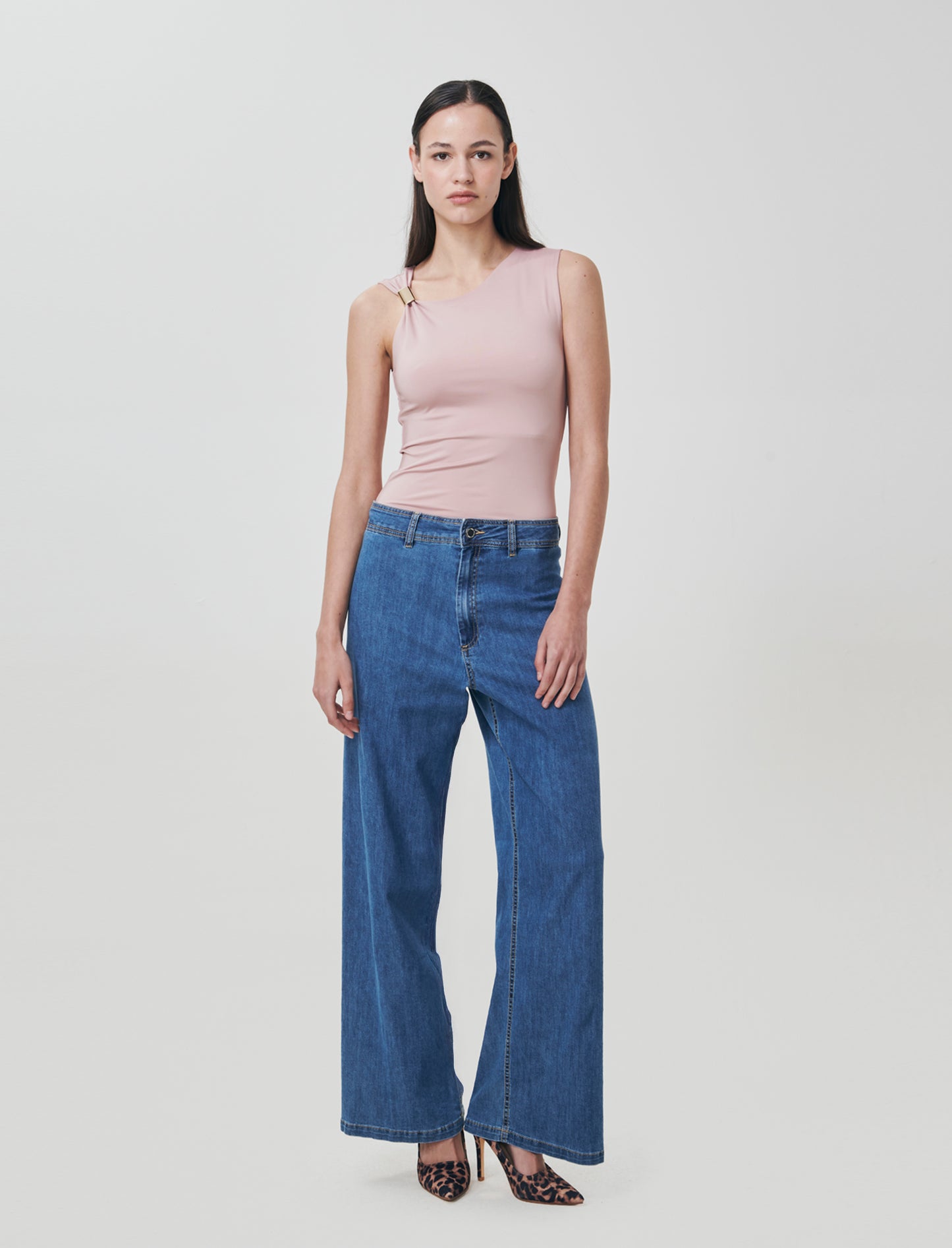 Top asimmetrico con dettaglio gioiello - Rosa antico