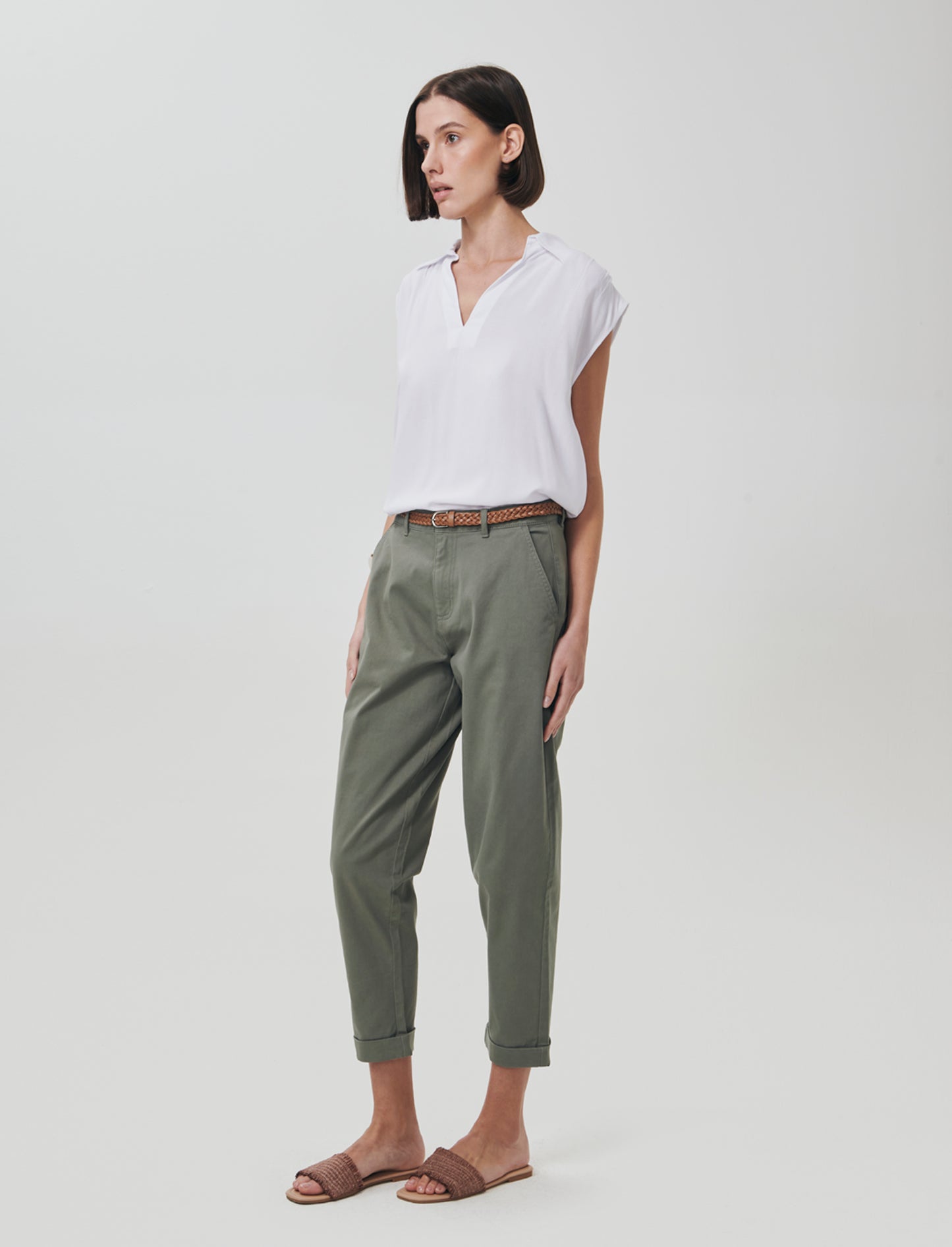 Elegant belted trousers with cuff - Green