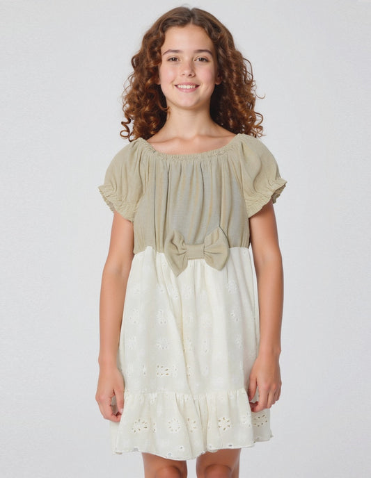 Abito da bambina in pizzo san gallo e tessuto a contrasto. - Beige