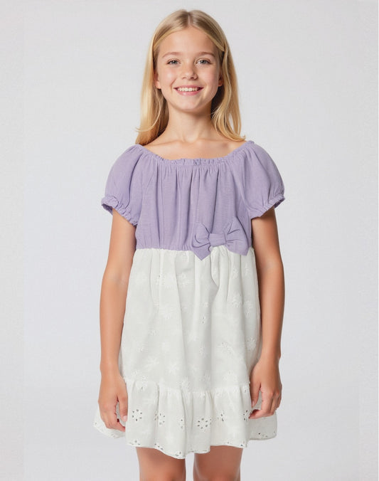 Abito da bambina in pizzo san gallo e tessuto a contrasto. - Lilla