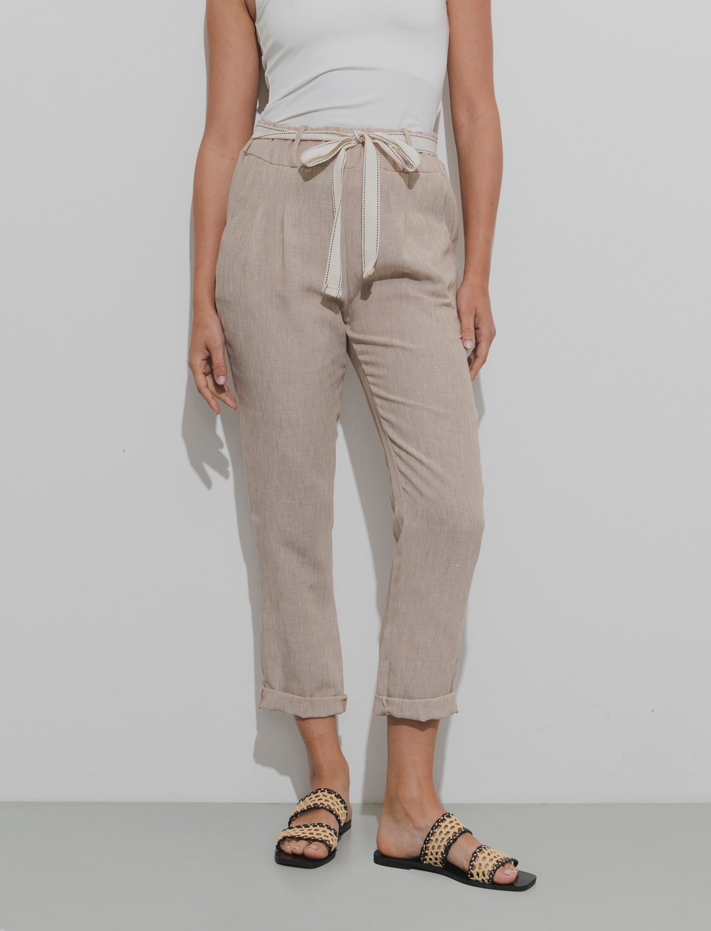 Pantalone con elastico in vita e cintura - Beige