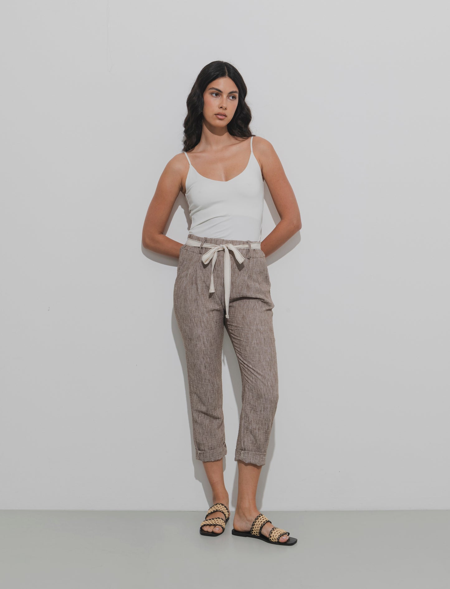 Pantalone con elastico in vita e cintura - Marrone tabacco