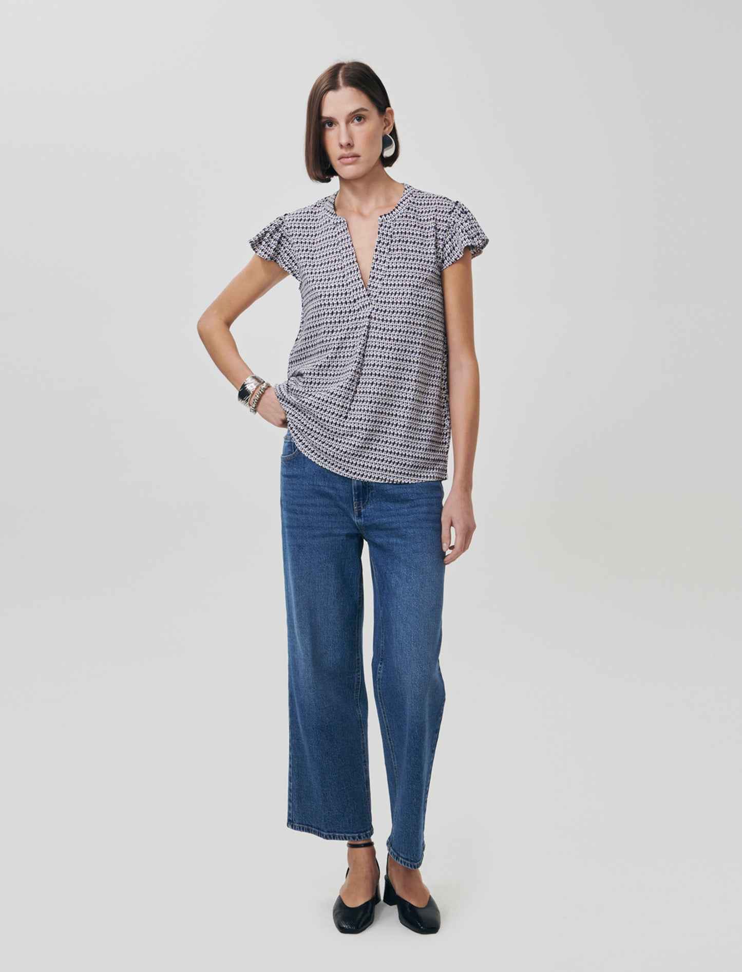 Blouse with V-neck and ruffle sleeves - 