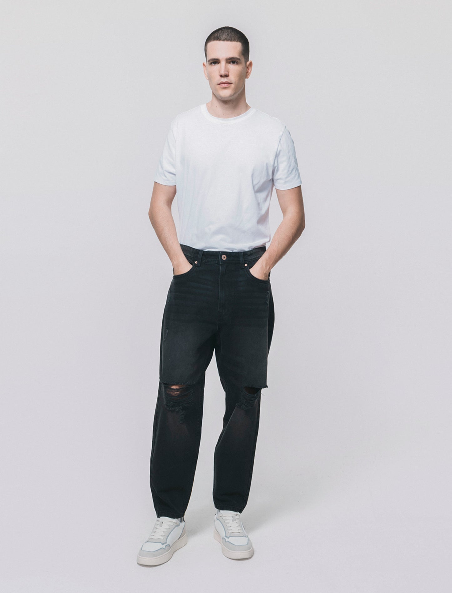 Jeans nero loose fit con strappi - Nero