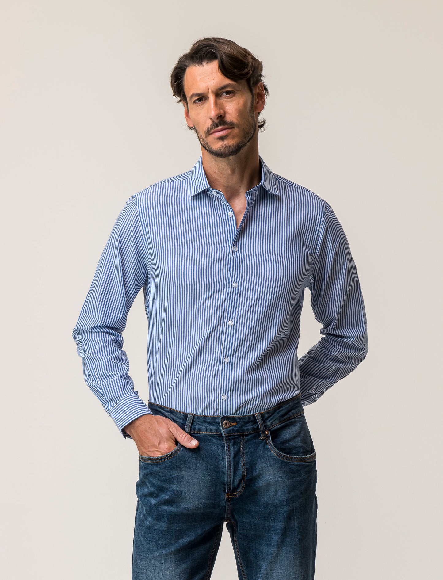 Camicia regular fit in tessuto di misto cotone easy iron con collo francese e maniche lunghe - Bluette