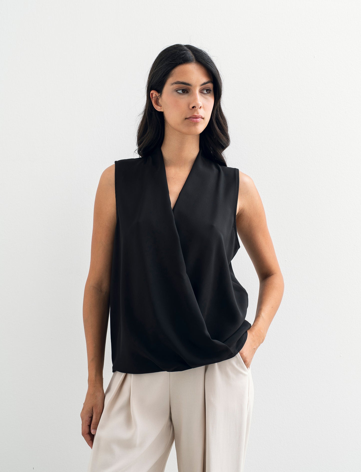 Top smanicato con scollo a V - Nero