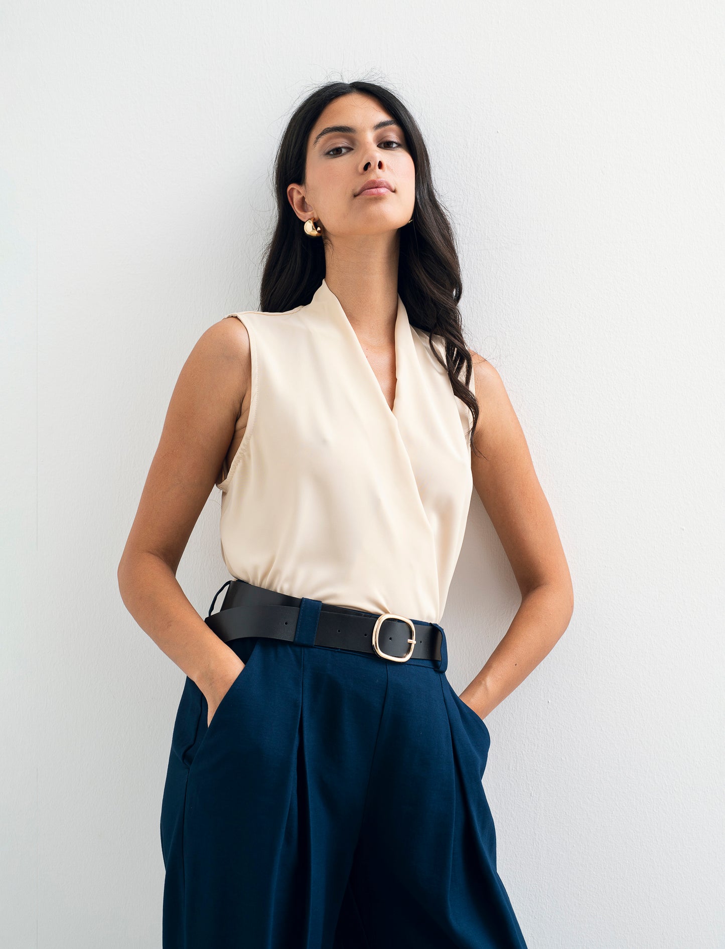 Top smanicato con scollo a V - Beige