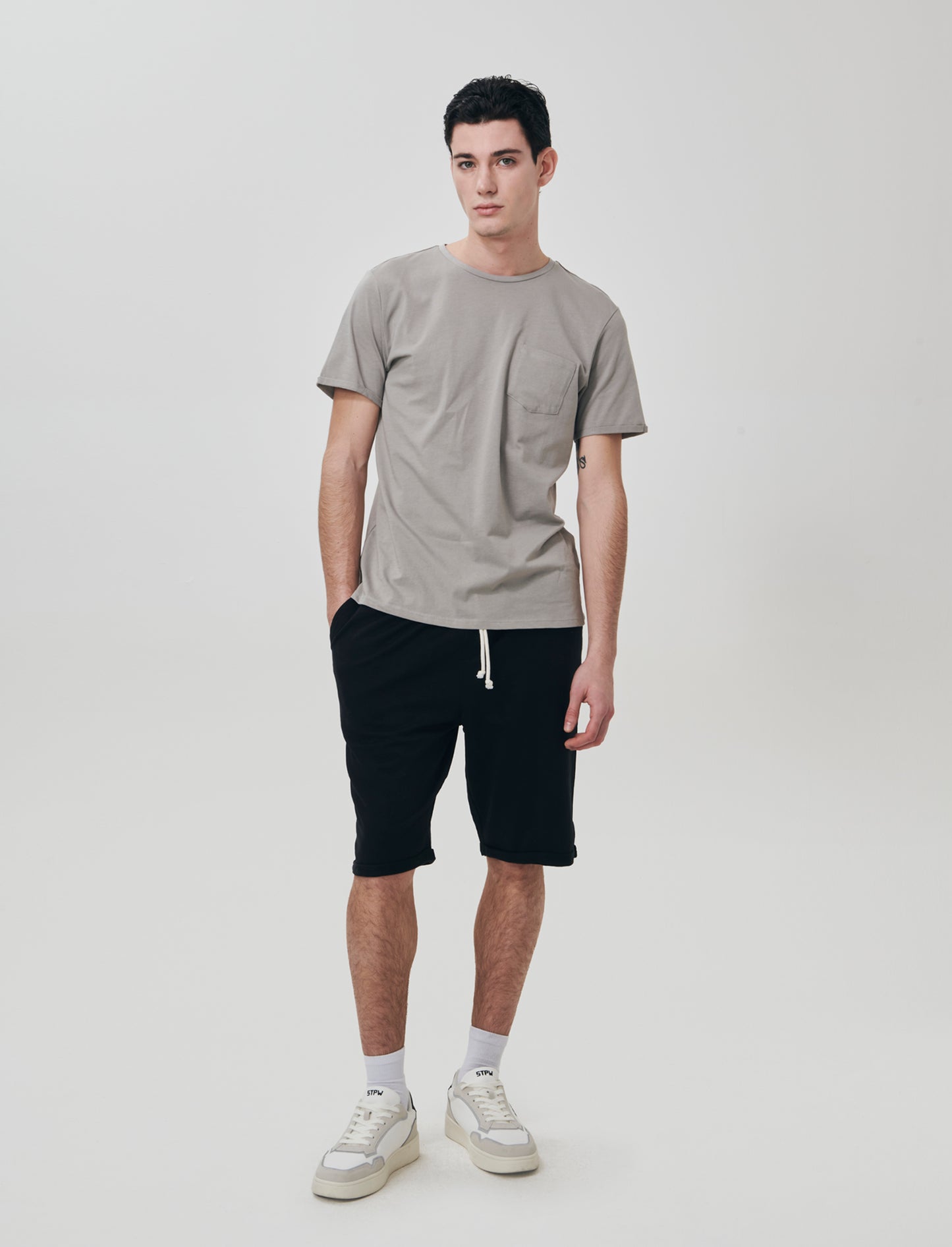 T-shirt basic con tasca e maniche corte - Grigio