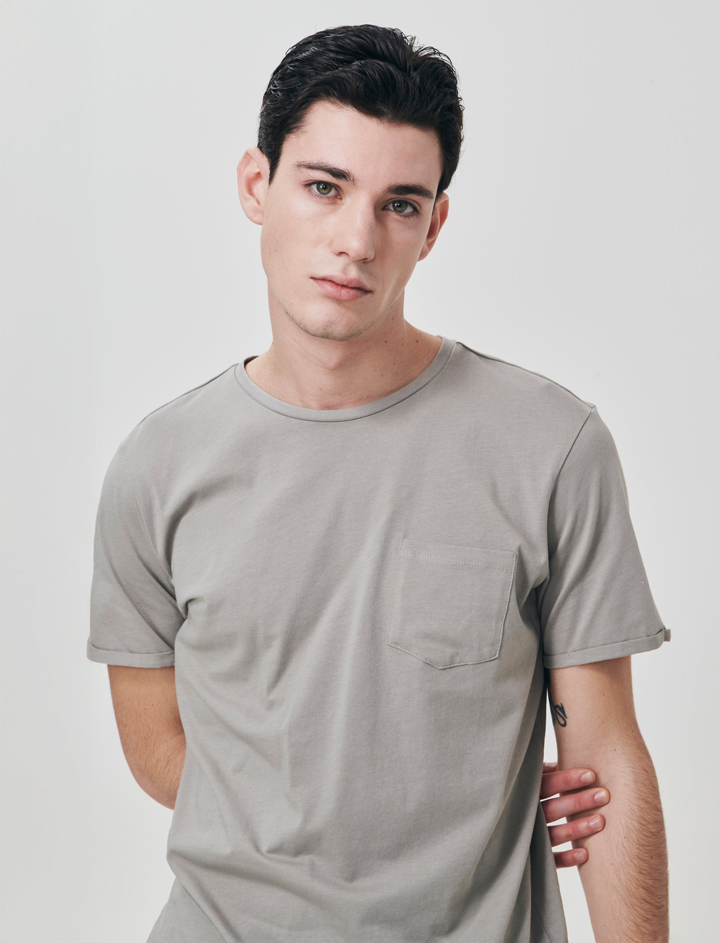 T-shirt basic con tasca e maniche corte - Grigio