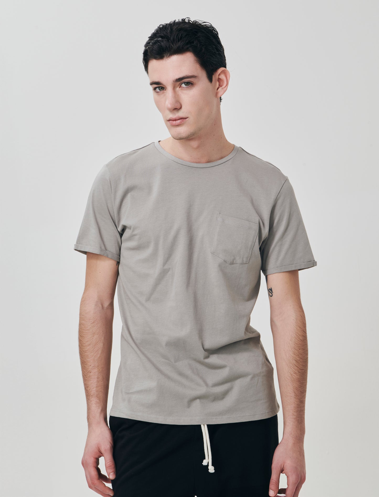 T-shirt basic con tasca e maniche corte - Grigio
