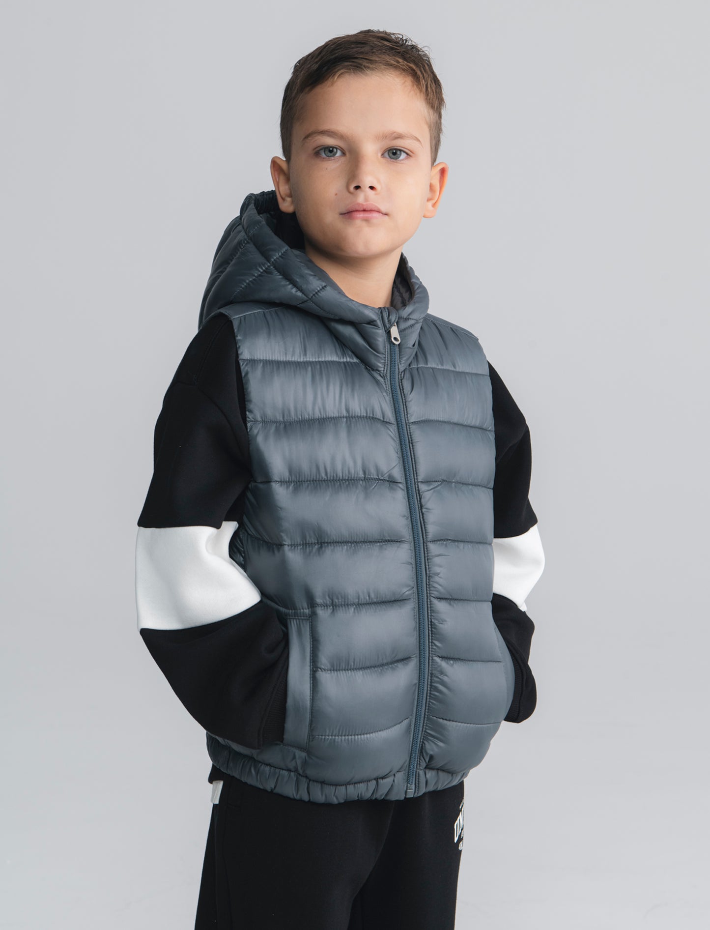 Gilet imbottito leggero con cappuccio - Grigio