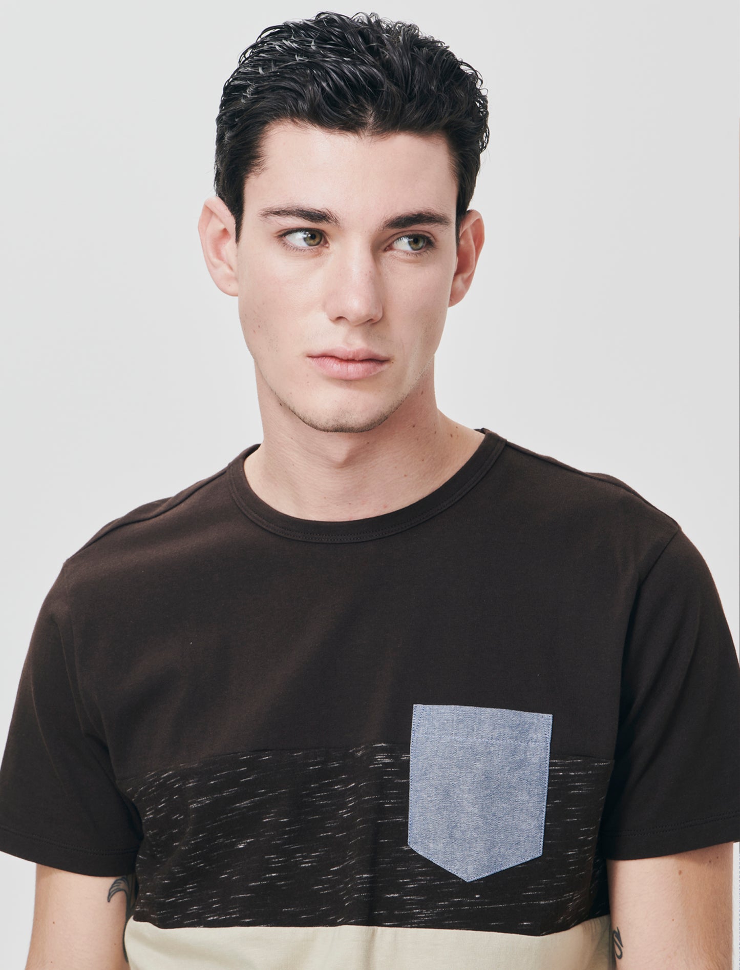 T-shirt girocollo con taschino denim - Moro