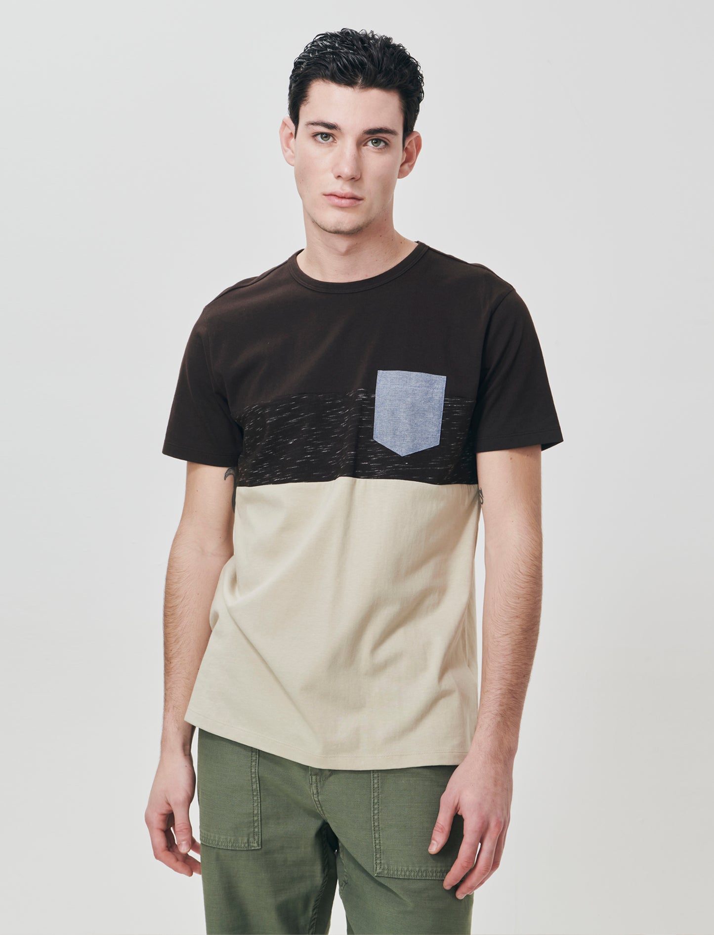 T-shirt girocollo con taschino denim - Moro