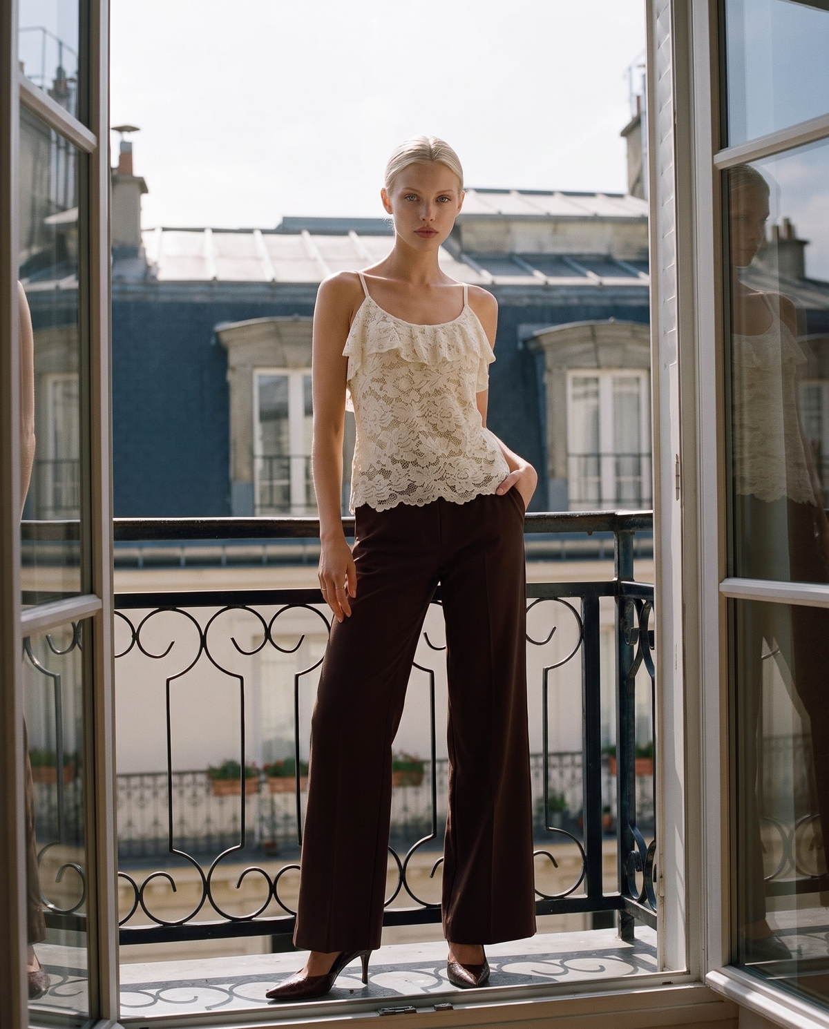 per una cena all'aperto vale la pena scegliere una gonna midi a fiori, mentre jeans e cardigan legge - White