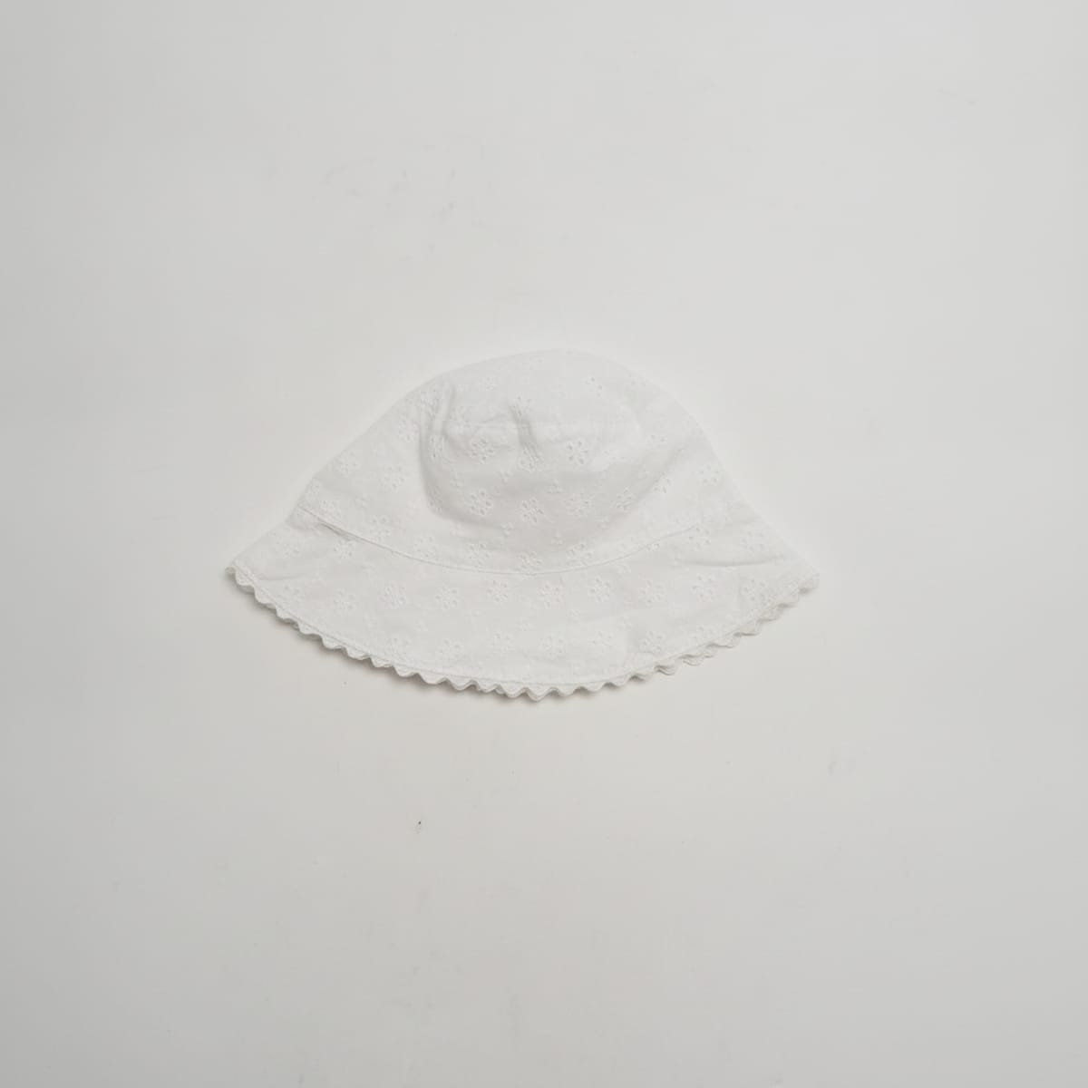 Cappello neonata pescatore pizzo sangallo traforato - Bianco