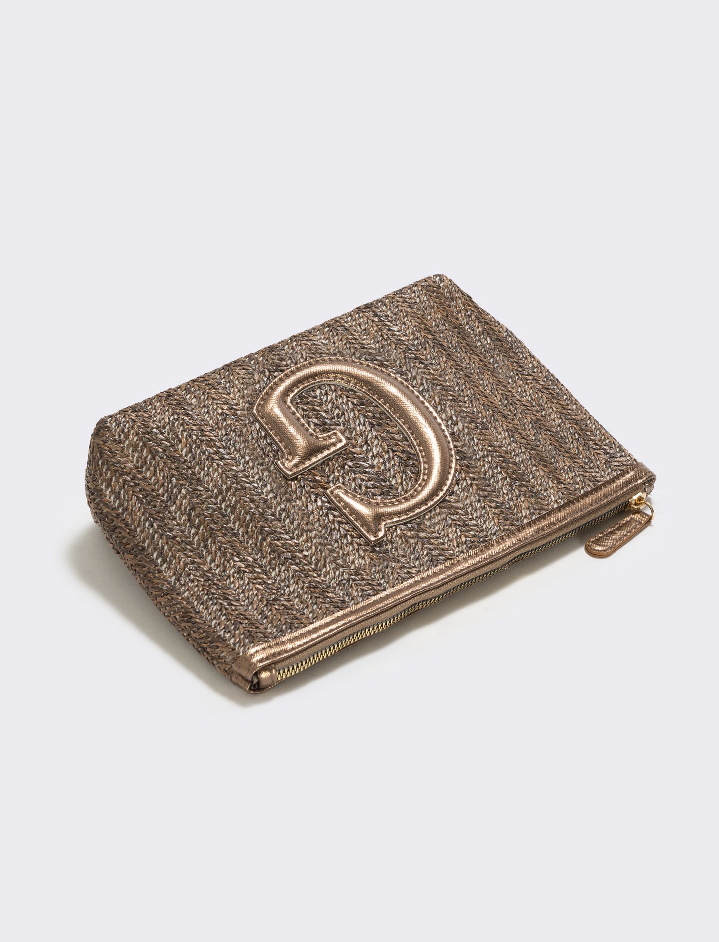 Straw effect clutch with letter - 