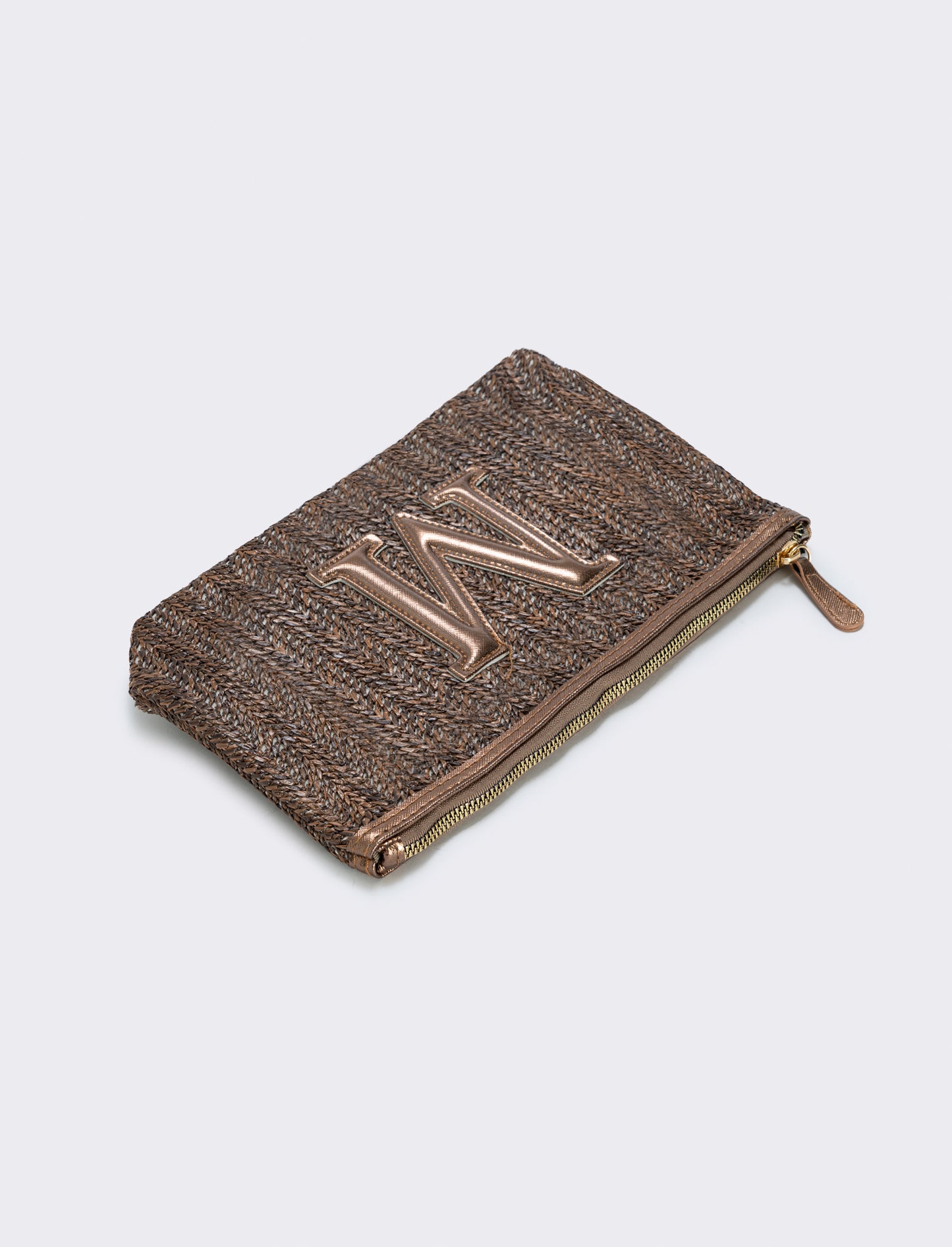 Straw effect clutch with letter - 