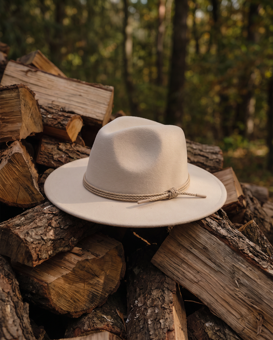 Wide-brimmed hat with braid - White